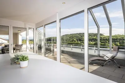 Ein Balkon oder eine Terrasse in der Unterkunft Stadthaus Neckarsulm serviced apartments – Penthouse Erlenbach