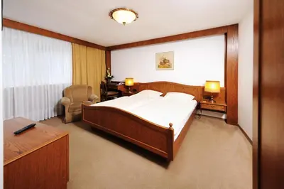 Ein Bett oder Betten in einem Zimmer der Unterkunft Hotel Alte Post Garni