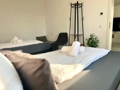 Ein Bett oder Betten in einem Zimmer der Unterkunft STN Business Suite - Ferienwohnung mit Parkplatz & Balkon, Terrasse & Fußbodenheizung, Netflix Premium, Zentral zu Audi & Schwarz Gruppe