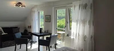 Ein Sitzbereich in der Unterkunft Gästezimmer Waldblick Leinsweiler