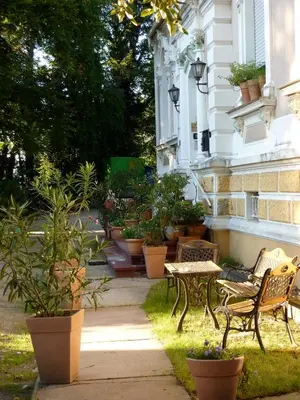 Ein Garten an der Unterkunft Hotel Waldfriede