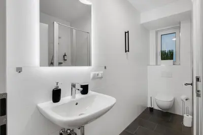 Ein Badezimmer in der Unterkunft WINETIME - modern - Boxspringbetten - Nähe Mercedes-Benz