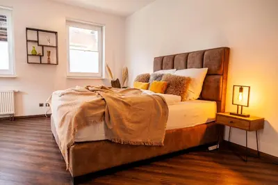 Ein Bett oder Betten in einem Zimmer der Unterkunft nidusROOMS: Suite Hockenheim