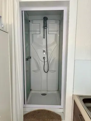 Ein Badezimmer in der Unterkunft kleine und charmante Monteurs Unterkunft D