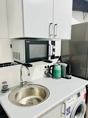 Küche/Küchenzeile in der Unterkunft Neuwertiges Apartment mit schnellem WLAN, Netflix, Glasfaser, Kostenlose Privatparkplatz auch für Transporter geeignet R21