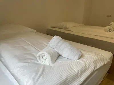 Ein Bett oder Betten in einem Zimmer der Unterkunft Timeless: Große Moderne 4 Zimmer Wohnung