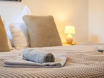 Ein Bett oder Betten in einem Zimmer der Unterkunft ROMANTIC-Apartment - Altbauflair mit Dachterrasse & Waldblick, Maisonette, 80m2