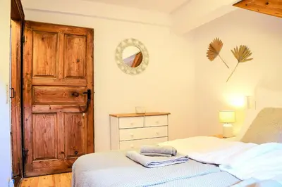 Ein Bett oder Betten in einem Zimmer der Unterkunft ROMANTIC-Apartment - Altbauflair mit Dachterrasse & Waldblick, Maisonette, 80m2