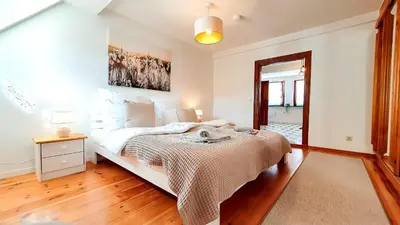 Ein Bett oder Betten in einem Zimmer der Unterkunft ROMANTIC-Apartment - Altbauflair mit Dachterrasse & Waldblick, Maisonette, 80m2