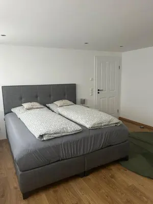 Ein Bett oder Betten in einem Zimmer der Unterkunft „Main“ Zuhause