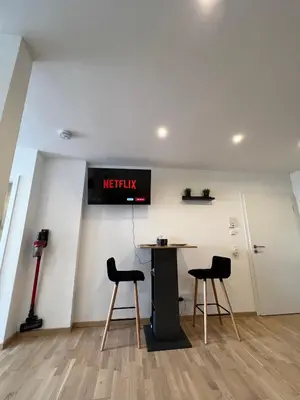 TV/Unterhaltungsangebot in der Unterkunft Gemütliches Studio-Apartment in Karlsruhe Neureut - Nähe Uni-KIT-Messe, Fußbodenheizung, Regendusche, Waschmaschine, Stellplatz