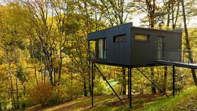 Ein Garten an der Unterkunft Bergchalet auf Stelzen
