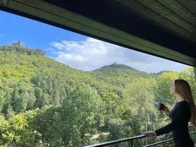 Ein allgemeiner Bergblick oder ein Berglick von des Ferienhauses aus