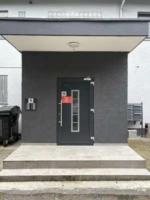 Eine Fassade oder ein Eingang zu kleine und charmante Monteurs Unterkunft C