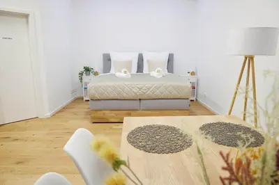 Ein Bett oder Betten in einem Zimmer der Unterkunft Ajko Homes - Loft-Apartment mit Parkplatz bei Heidelberg