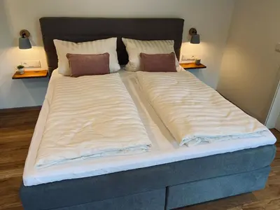 Ein Bett oder Betten in einem Zimmer der Unterkunft HALBSTÜCK - Ferienwohnungen am Kropsbachpark