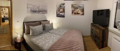 Ein Bett oder Betten in einem Zimmer der Unterkunft Kleines Apartment mit begehbarer Dusche im Schlafzimmer