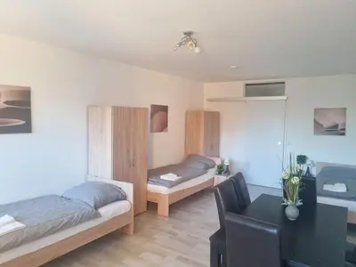 Ein Bett oder Betten in einem Zimmer der Unterkunft Spacious 4-Bedroom Apartment with Balcony near Frankfurt