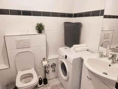 Ein Badezimmer in der Unterkunft Spacious 4-Bedroom Apartment with Balcony near Frankfurt