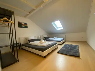 Ein Bett oder Betten in einem Zimmer der Unterkunft STN Deluxe Suite - Ferienwohnung mit 2 Schlafzimmer & Parkplatz, Highspeed WLAN, Netflix Premium, Zentral zu Audi & Schwarz Gruppe