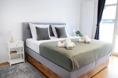 Ein Bett oder Betten in einem Zimmer der Unterkunft NIRO I Design City Apartment, modern, ebenerdig, 3 Schlafzimmer
