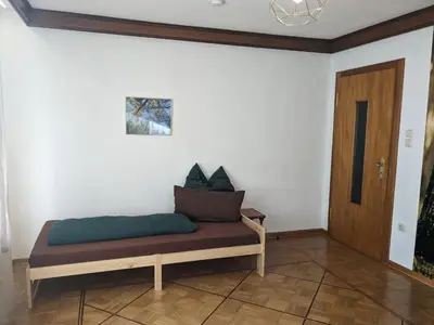 Ein Sitzbereich in der Unterkunft WaldHausen, kostenfrei WLAN und Netflix