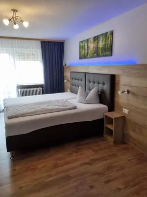 Ein Bett oder Betten in einem Zimmer der Unterkunft Landhotel Engel