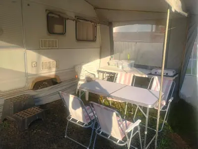 Ein Sitzbereich in der Unterkunft Wildcamp Resort Masseria la Murgia Unterkunft in einem Wohnwagen