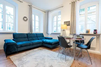 Ein Sitzbereich in der Unterkunft LiT LiVING - Luxus - Box SprIng - WH Old Town - Parking