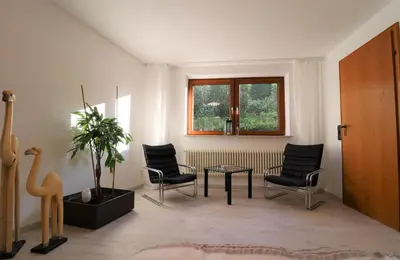 Ein Sitzbereich in der Unterkunft Schöne EinliegerWhg (74m²) in Villa mit Traumlage