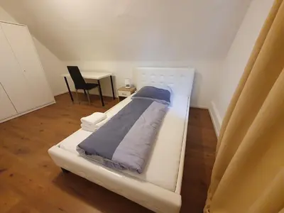Ein Bett oder Betten in einem Zimmer der Unterkunft Privatzimmer an der Universitätsklinik Mainz. Sehr zentral