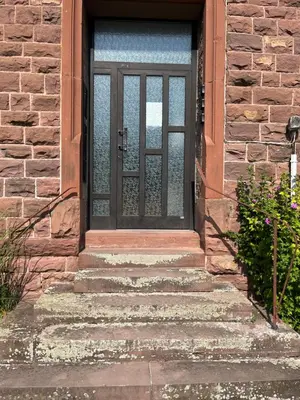 Eine Fassade oder ein Eingang zu Komfortables Apartment