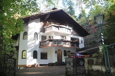 Das Gebäude in dem sich das Ferienhaus befindet
