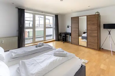 Ein Bett oder Betten in einem Zimmer der Unterkunft Penthouse-Maisonette - City Center, Highspeed Internet, Garage
