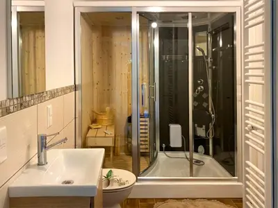 Ein Badezimmer in der Unterkunft Großes Waldhaus St Martin mit Sauna, Kamin & Natur
