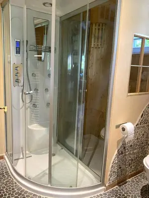 Ein Badezimmer in der Unterkunft Großes Ferienhaus mit Sauna & Garten in St Martin