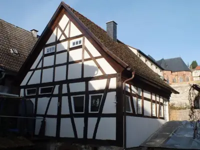 Das Gebäude in dem sich das Ferienhaus befindet