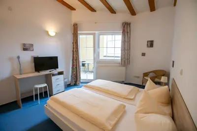 Ein Bett oder Betten in einem Zimmer der Unterkunft Hotel Schlosshof Dolgesheim
