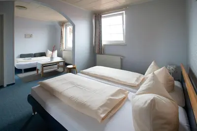 Ein Bett oder Betten in einem Zimmer der Unterkunft Hotel Schlosshof Dolgesheim