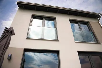 Das Gebäude in dem sich das Ferienhaus befindet