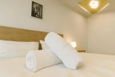 Ein Bett oder Betten in einem Zimmer der Unterkunft Modernes City Apartment in Top Lage, Balkon, kostenloser Parkplatz max 1,65m Höhe und 1,8m Breite