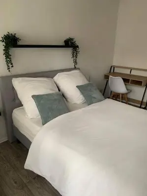 Ein Bett oder Betten in einem Zimmer der Unterkunft Komfortables zimmer mit wlan/HBF