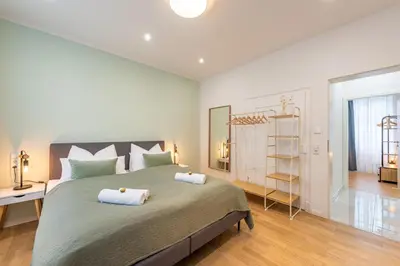 Ein Bett oder Betten in einem Zimmer der Unterkunft VIVID Luxury Apartment Ludwigsburg - Blühendes Barock-Forum-Schloss-Downtown-Modern