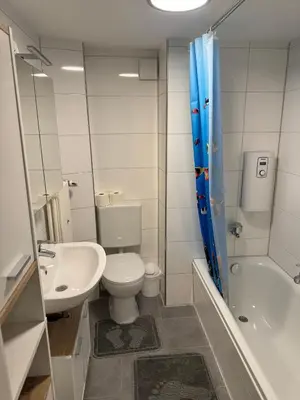Ein Badezimmer in der Unterkunft 5-room apartment (120 sqm) with 2 bathrooms, 2 kitchens, bar area & balcony directly in the city centre