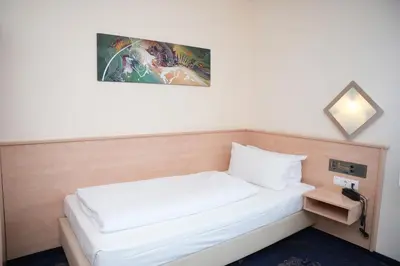 Ein Bett oder Betten in einem Zimmer der Unterkunft Weber Hotel Mannheim