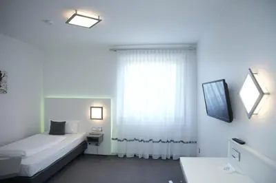 Ein Bett oder Betten in einem Zimmer der Unterkunft Weber Hotel Mannheim