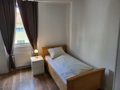 Ein Bett oder Betten in einem Zimmer der Unterkunft Schönes, vollmöbliertes Zimmer direkt an der Uniklinik Mainz