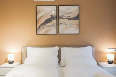 Ein Bett oder Betten in einem Zimmer der Unterkunft TOP Apartments - Moderne Altbauwohnung im Zentrum Ludwigsburg - Kingsize Bett - Netflix - 80qm - 24h Check-In