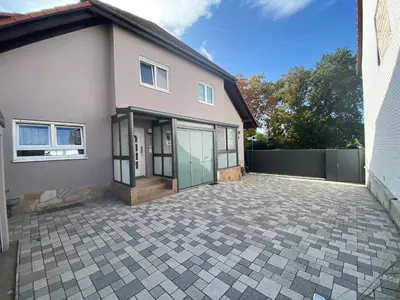 Das Gebäude in dem sich das Ferienhaus befindet