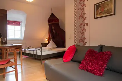 Ein Sitzbereich in der Unterkunft Weingut Weinstube Weinhotel Wolf
